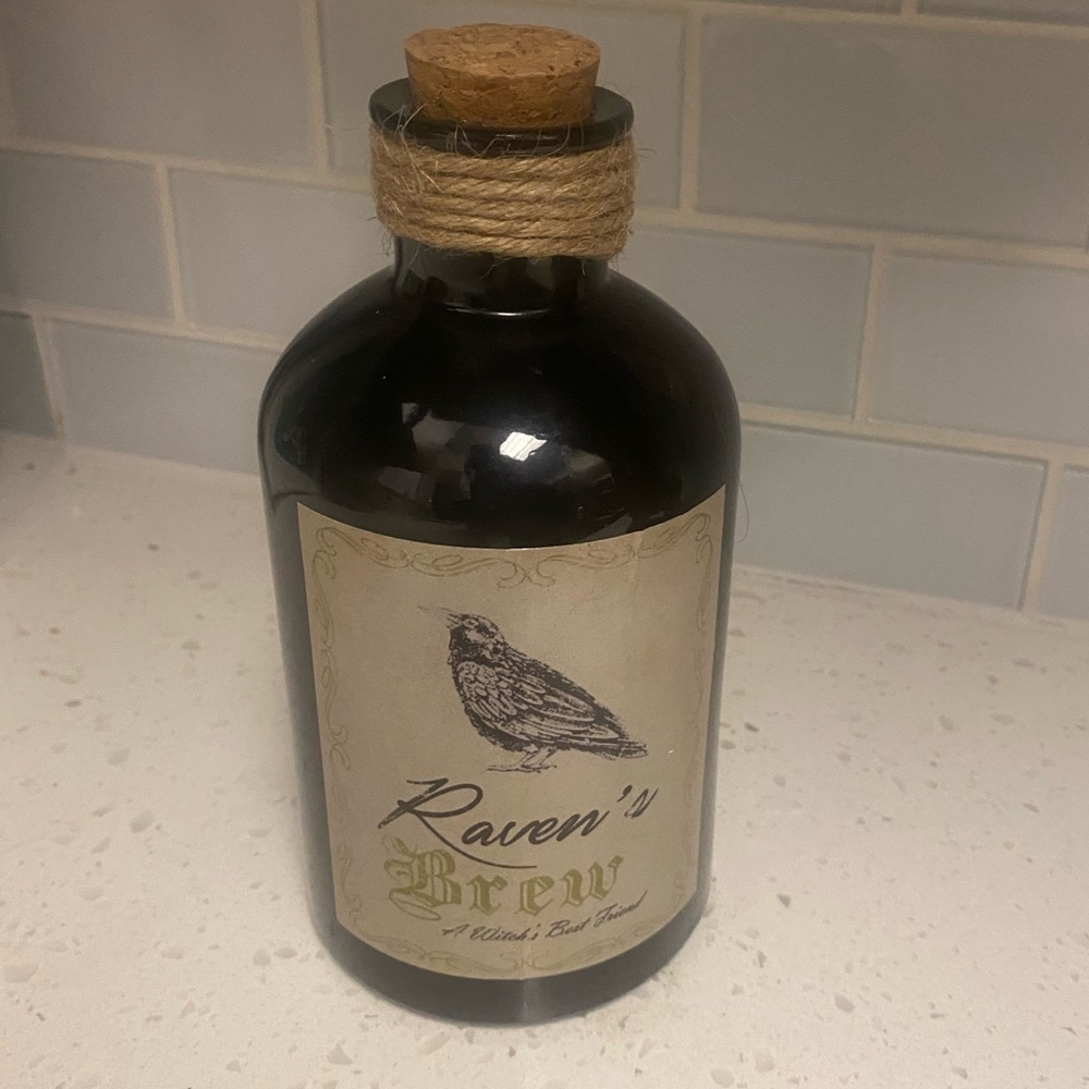 NWT Raven’s Brew Glass Bottle Container